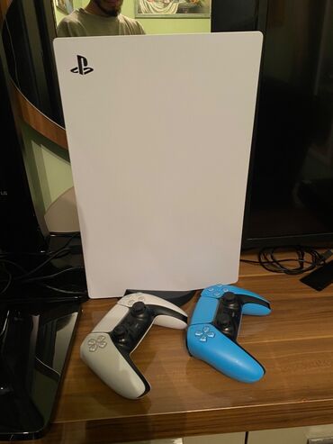 PS5 (Sony PlayStation 5): İdeal vəziyyətdədir. Çox az işlənib, cızığı belə yoxdur. Üstündə Fifa