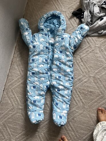 детские вещи б: Детский зимний комбинезон-конверт с закрытыми ножками и капюшоном
