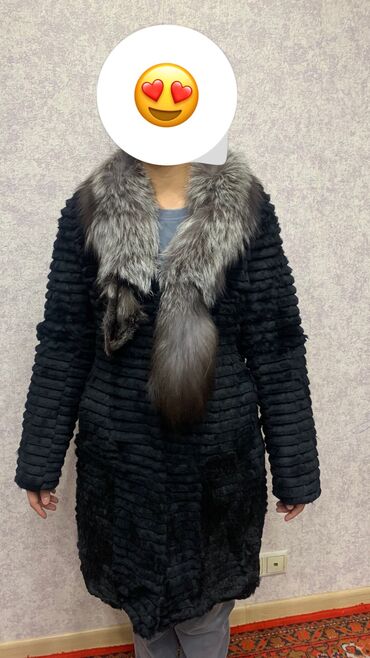 Короткая шуба белый соболь. Неоновая шуба 38 тысяч. Шубка 38. Девушка в шубке. Розовая шубка.