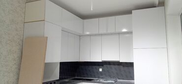 фартук для кухни: Mətbəx mebeli – L formalı, ağ rəngli, yüksək parlaq fasadlarla -