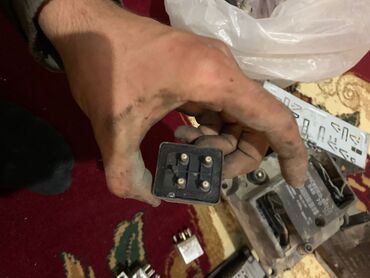 Maqnitofonlar: Bosch avtomobil maqnitofonu (head unit) üçün əsas blok və metal montaj — 27