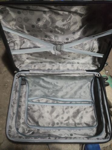 Чемоданы: Чемодан фиолетовый1500с. Серый чемодан чуть больше 1800с. Если два — 8