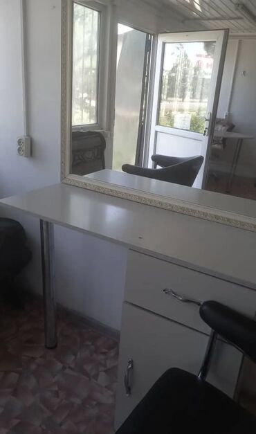 визажный стол с зеркалом: Продаю - Стол-тумба с большой столешницей и двумя отделениями