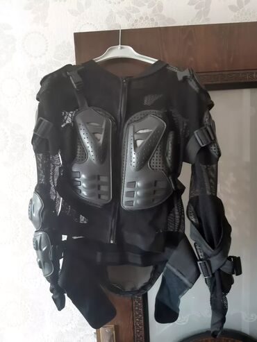 Universal Qoruyucu moto geyim satilir. Ela veziyyetdedir teze kimi