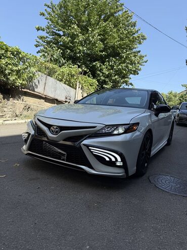 срочно в связи с переездом: Toyota Camry: 2022 г., 2.5 л, Вариатор, Гибрид