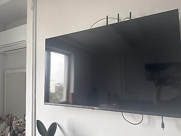 Телевизор Hisense, диагональ примерно 55" (около 139 см). Плоская