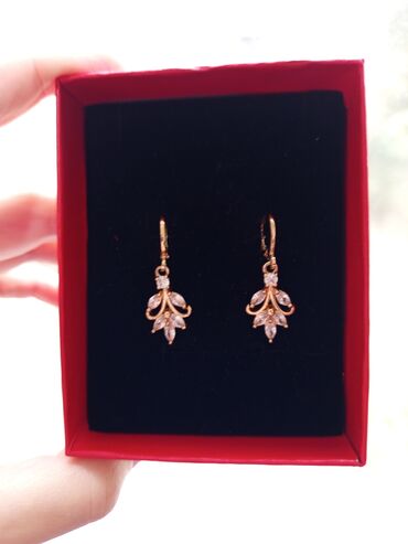 Çantalar: Zərif qadın sırğaları – qızılı rəngdə, zərif asma dizayn. - Material — 7