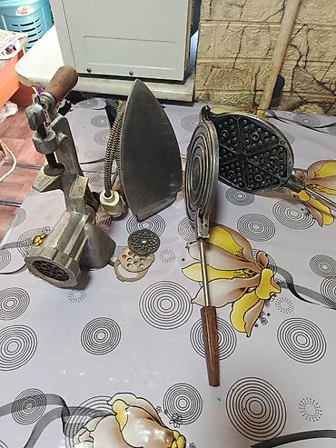мясорубк: Набор винтажной бытовой утвари и техники: - Ручная мясорубка из — 2