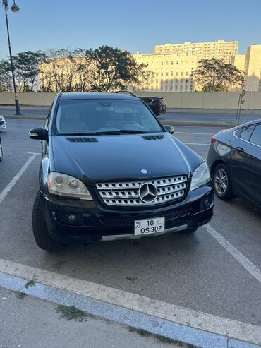 Mercedes-Benz ML modeli, qara rəngdə, SUV tipli avtomobildir