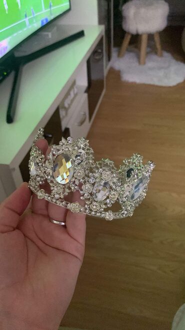 Aksesoari za kosu: Krune sve po 1400din na lalafo.rs — 3 Aksesoari za kosu: Krune sve po 1400din — 3