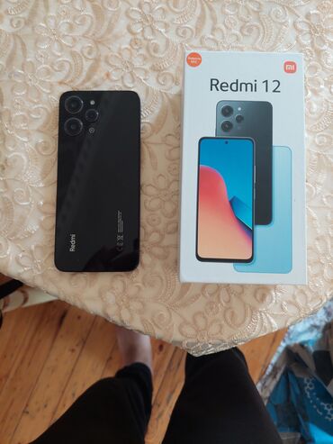 redmi go qiymeti: Redmi 12 modeli, qara rəngdə və orijinal qutusunda təqdim olunur. Bu