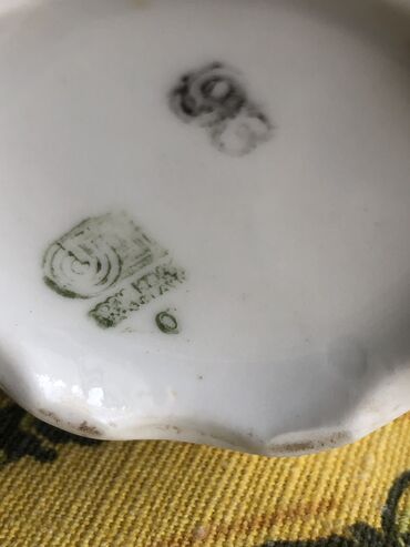 Kompleti posuđa: Od finog starog porcelana dve tacne bez šoljica, jedna šoljica sa — 14