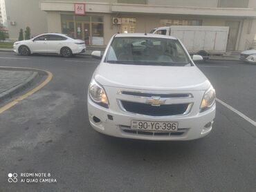 Ağ rəngdə Chevrolet Cobalt avtomobili. Dörd qapılı, sedan tipli