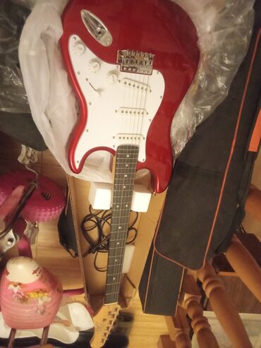 Akkordeonlar: Gitara elektro, teze