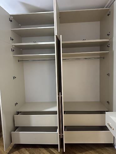 lambirin tavan: Minimalist dizaynda 4 qapılı paltar dolabı - Rəng: açıq bej, mat səth — 2