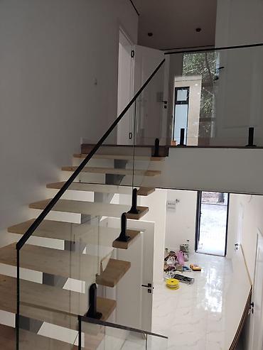 Деревянные лестницы: Деревянная лестница Для дома, Бесплатный замер, Вид дерева: Сосна, Форма лестницы: Много-маршевая, Стиль: Классический — 19