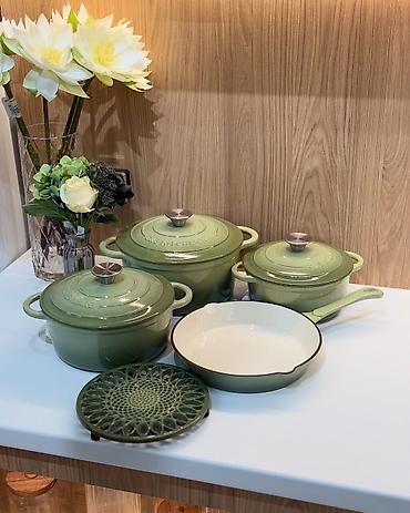 Наборы посуды: Чугунные наборы 4в1 + подставка В наличии: - красный; - оранжевый; - — 3