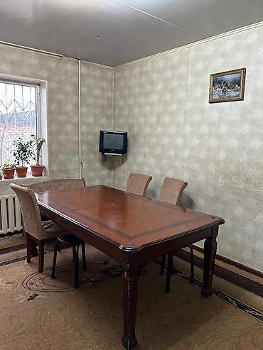 Продажа коттеджей и домов: Дом 2 этажа, площадь 206 м², участок 5 соток. Локация: Токолдош, ул — 24