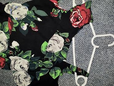 ara torbe: Ženska midi haljina s floralnim printom - Model: kroj u obliku slova — 7