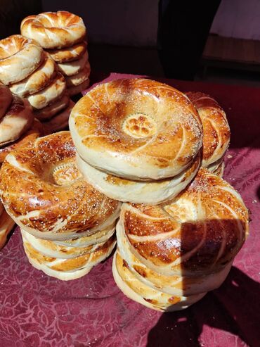 Выпечка, хлебобулочные изделия: Свежеиспеченный узбекский хлеб круглой формы, украшенный характерными — 7