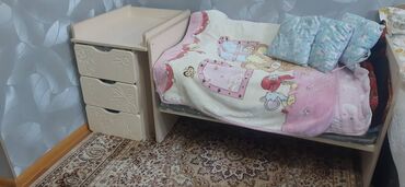 детская кроватка happy dino: Детская кроватка с пеленальным столик и комодом, имеется нижняя часть