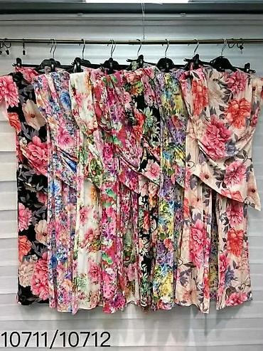 satensa: Ženski komplet – elegantni pantalone i majica sa cvetnim printom . - — 6