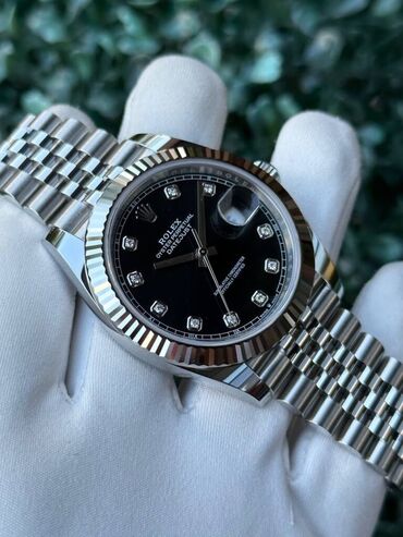brilyant qaşlı üzük metni: Rolex Oyster Perpetual Datejust – qara siferblatlı, brilyant indeksli