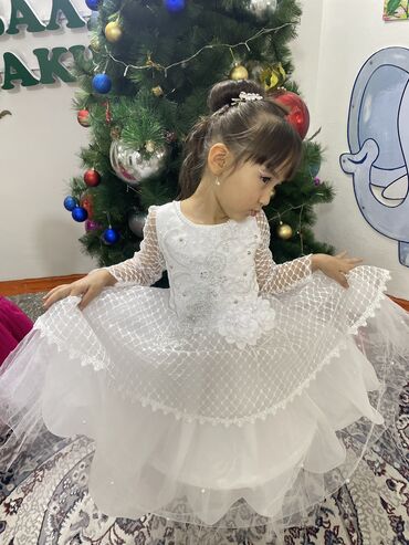 детское белое платье: Детское платье, цвет - Белый, Б/у