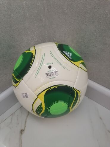 idman qidaları satışı: Salam futbol topu satilir. Orjinal cafusa 2013 adi̇dasdi̇r.1500 $
