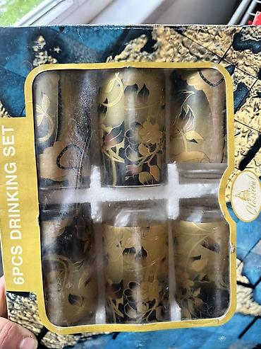 Наборы посуды: Различная посуда, б/у и новая. Есть комплектами и вразнобой. Может — 42