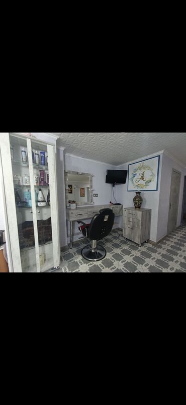 Digər kommersiya daşınmaz əmlakı: Gözəllik salonu əşyalar daxil hər şeyi ilə arendaya verilir. Ətraflı — 17