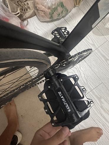 карбоновое колесо: Фикс-байк (fixed gear) с трековой посадкой и аэродизайном. Основные — 2