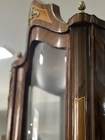 forma ideale ormani: Stilska vitrina sa prelepim ukrasima 🪞 Odlično stanje Dimenzije: 📏 — 8