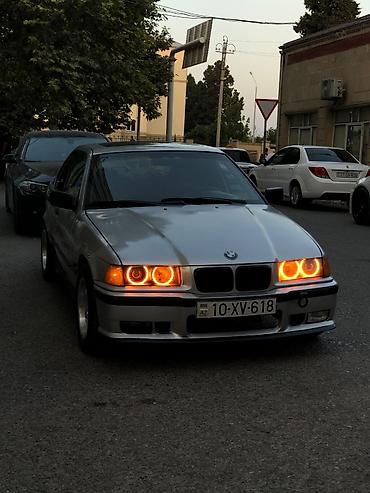 çanqan avto: BMW 3 Series E36 sedan, gümüşü rəng. - Orijinal BMW emblem və M paket — 1