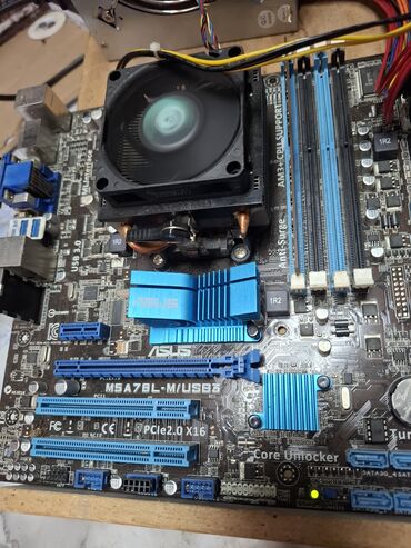 Desktop računari i radne stanice: Lenovo desktop računar u tamnosivoj boji, opremljen Intel procesorom i — 1