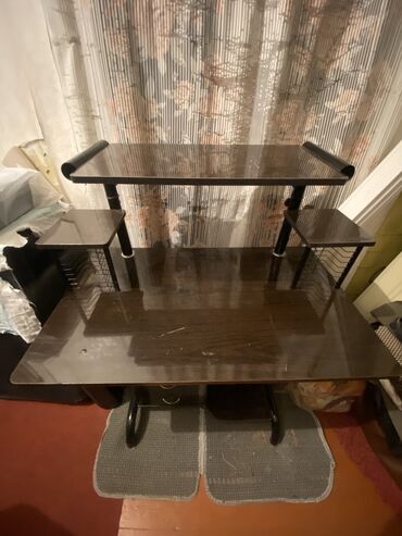 kompüter stol: Kompüter masası, İşlənmiş, Kvadrat masa