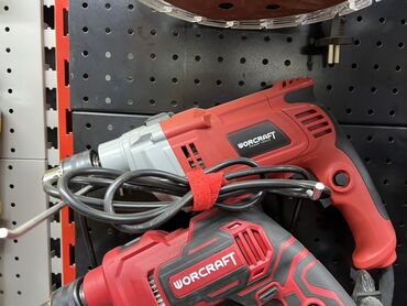 набор инструментов болгарка дрель лобзик: Дрель Worcraft красного цвета с серой головкой. Оснащена черным шнуром