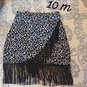 женские розовые юбки: Qara-ağ naxışlı ətək - Üst-üstə qapanan (wrap) dizayn - Aşağı hissədə