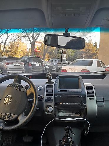 prius qapı: Toyota Prius (2-ci nəsil) hibrid sedan - Gümüşü rəng, 5 qapı — 6