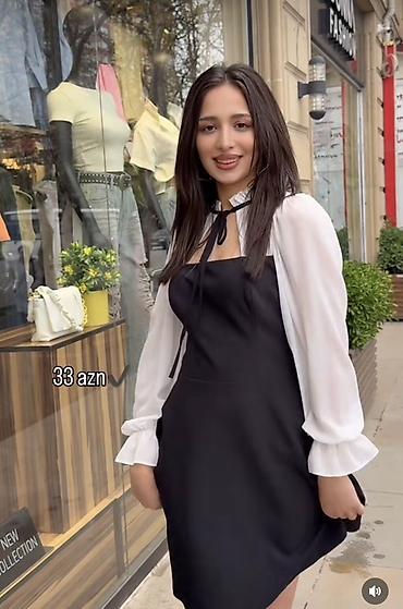 - Rəng: qara don + ağ şifon qol və yaxa detalları. - Dizayn: kvadrat lalafo.az -da - Rəng: qara don + ağ şifon qol və yaxa detalları. - Dizayn: kvadrat