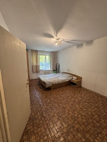 сдаю 1 комнатную квартиру молодая гвардия: 1 бөлмө, 30 кв. м, Жеке план, 1 кабат, Эски ремонт