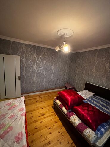 Həyət evləri və villaların satışı: Həyət evi – bütöv həyətli, darvazalı - Həyətyanı sahə: daş döşəməli — 11