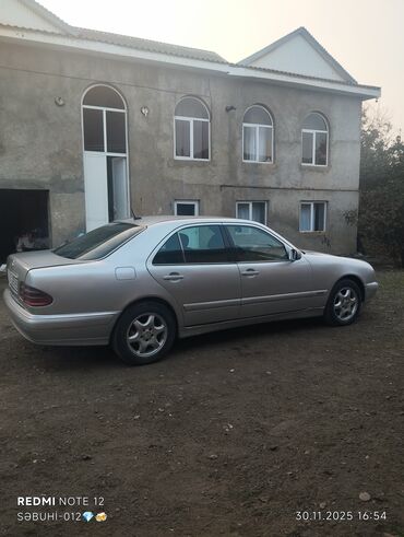 Mercedes-Benz: Mercedes-Benz E 220: 2.2 l | 2001 il Sedan — 4