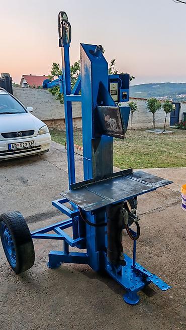 gigatron merdevine: Na prodaju cepac za drva 24t, poluautomatski, zahvat 360mm. Cena — 1