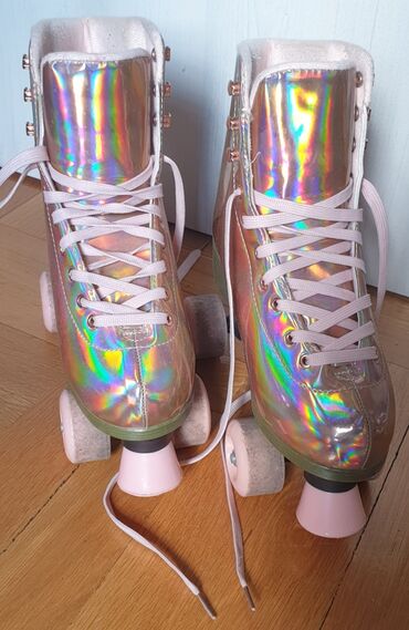 Roleri i rolšue: CC California skates, vrhunske rolšue zlatne boje kao roleri. Cerka je — 8