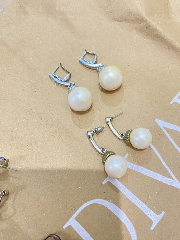 Bijuteriya dəstləri: Qolbaq dəsti - Model 1: Gümüşü rəngdə sərt qolbaq, üst hissəsi xırda — 10