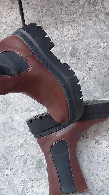 velike papuce: Pull&bear tamno braon čizme broj 37 ali je veći kalup odgovaraju — 5