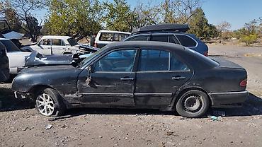chevrolet eguinox: Mercedes-Benz E‑Class W210, седан, черный цвет. Автомобиль после ДТП — 5