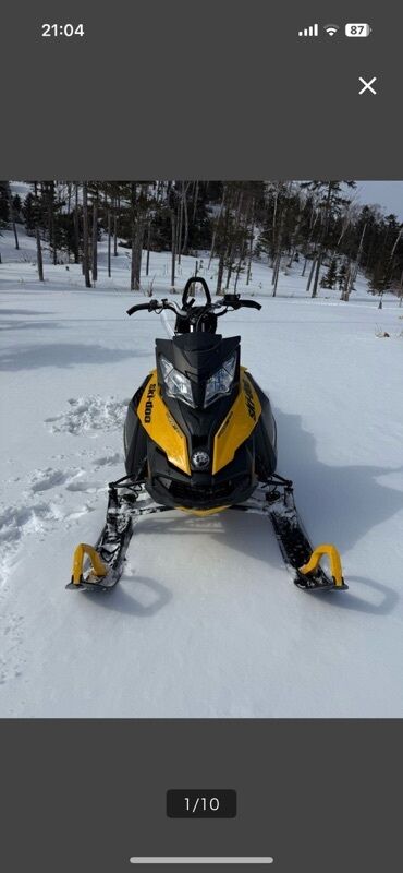 мотор санион: Снегоход Ski-Doo в яркой черно-желтой расцветке, предназначенный для