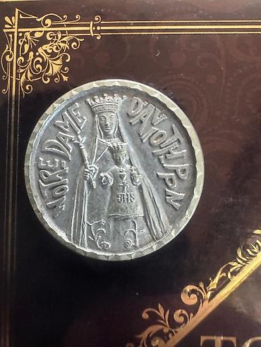 dini şəkillər: Məhsul: “Notre Dame d’Ayot Pin” təsvirli medalyon/suvenirdir — 2